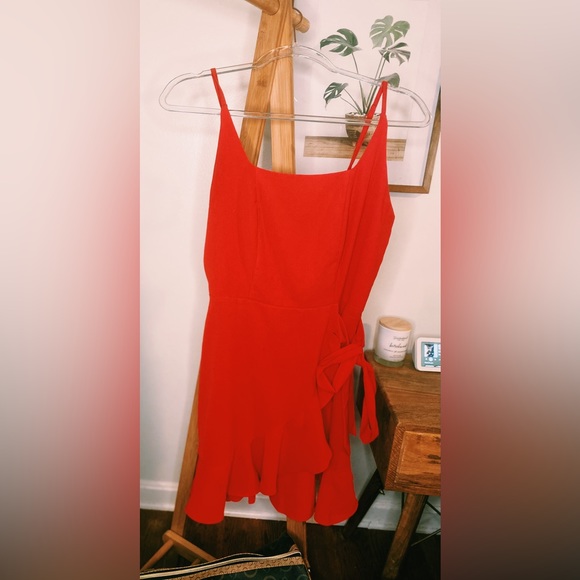 Red, mid-length dress, extra fabric for bows, zip-up, spaghetti strap. - Picture 3 of 3